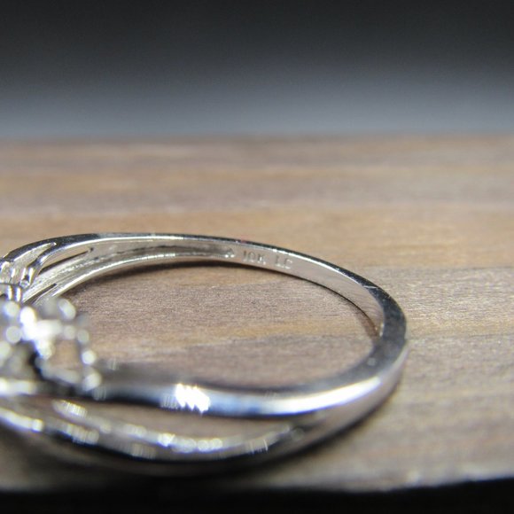 Size 6.5 10K White Gold Clear Topaz Journey Ring - Picture 3 of 6